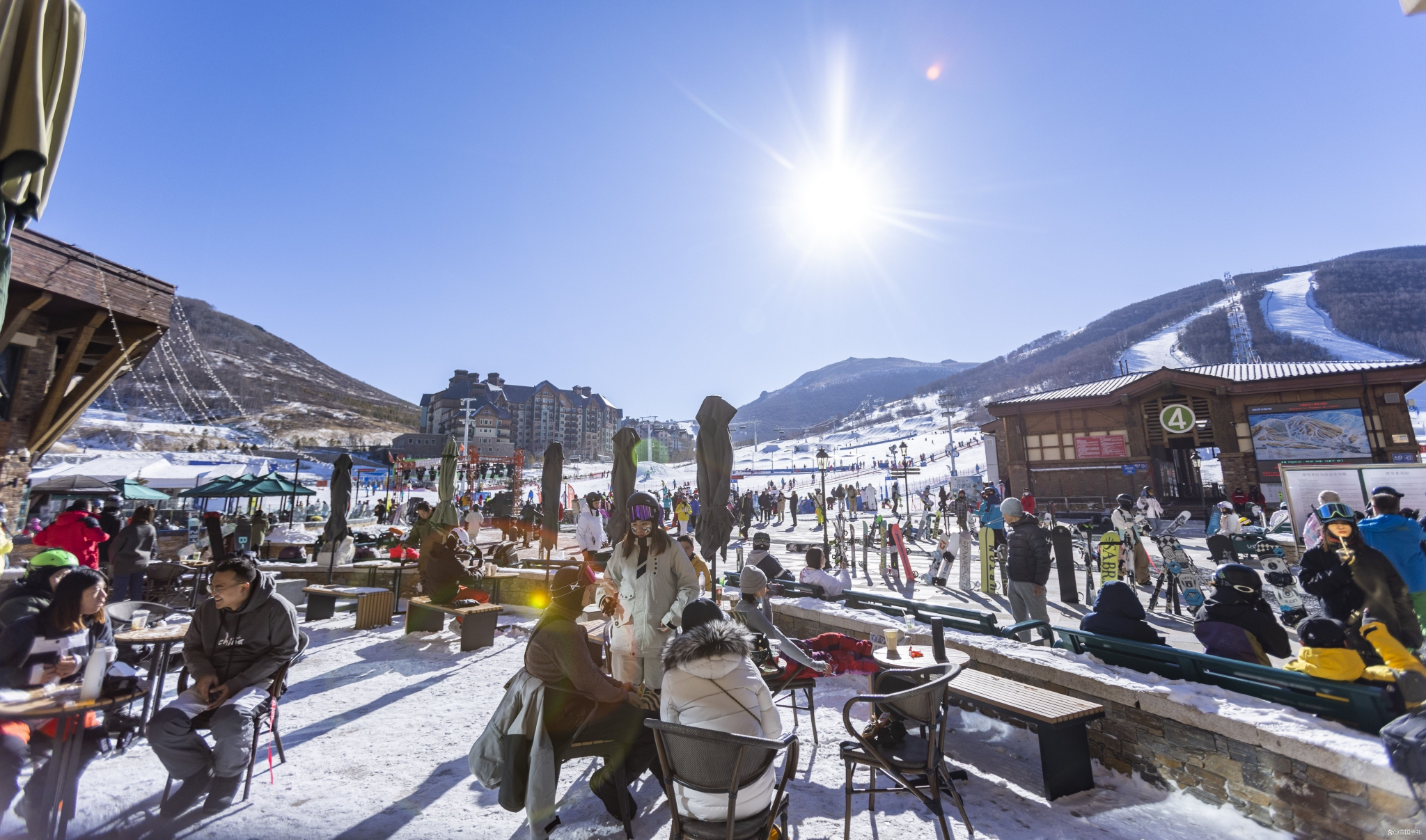 太舞滑雪小镇人潮涌动.太舞滑雪小镇供图