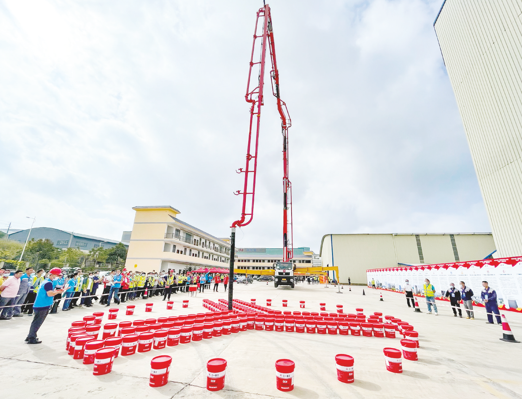 参赛选手需遥控臂长为62米的泵车,模拟施工现场输送混凝土浇筑墙体