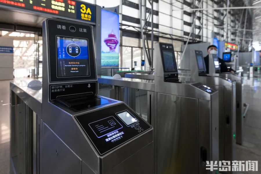 咨询乘车问题旅客们有序检票进站旅客们有序检票进站旅客来到青岛北站