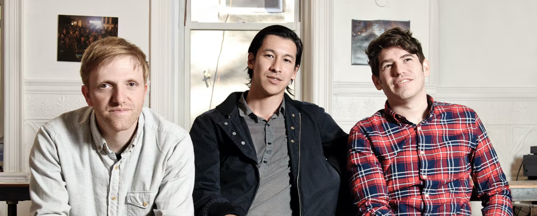 Kickstarter三位创始人，中间为佩里·陈