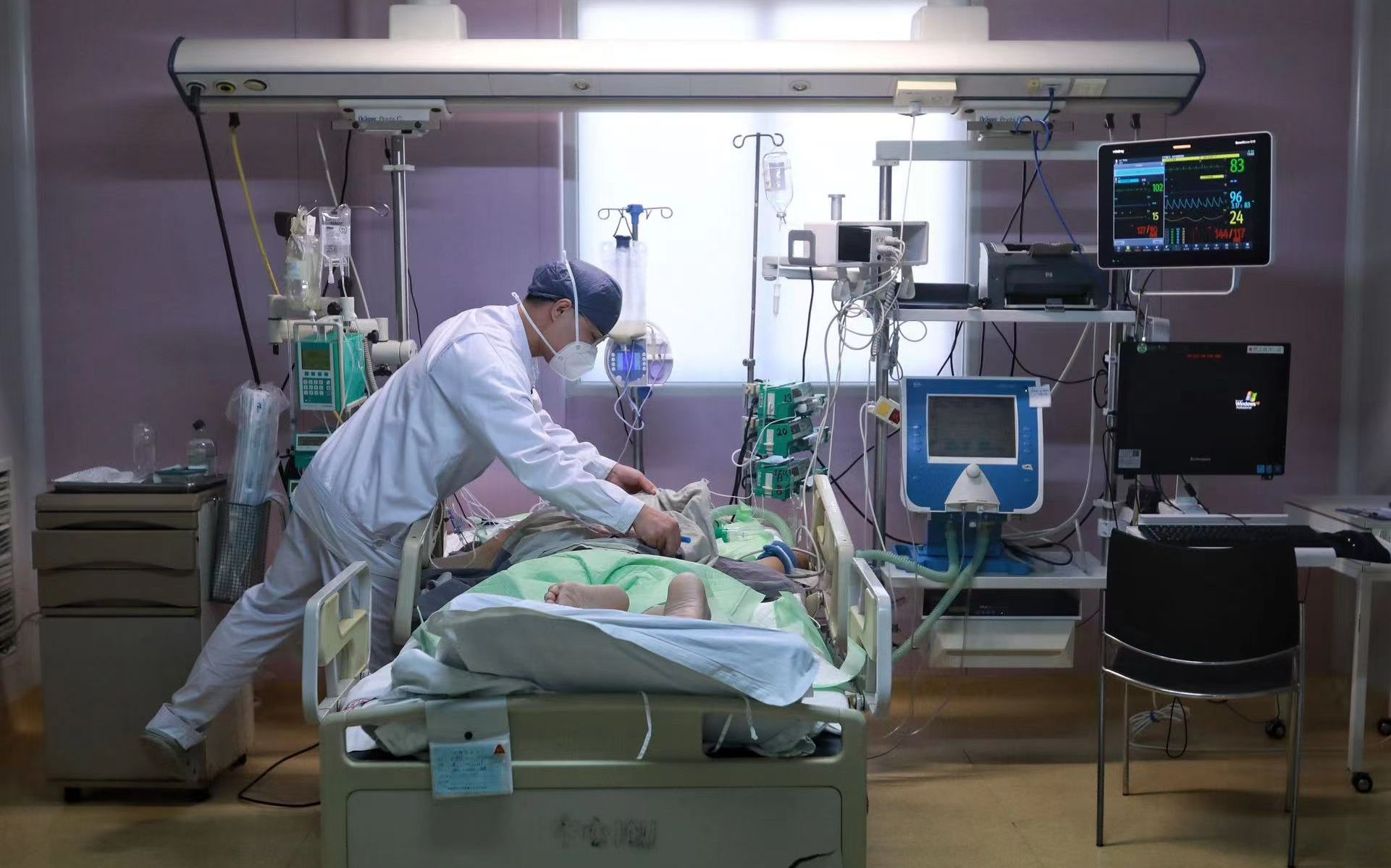 跨科开放床位,应对重症高峰丨探访北京友谊医院|急诊|北京|icu_新浪