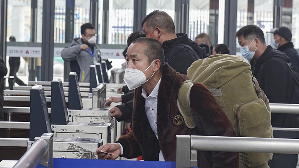 2023年1月3日，浙江金华，旅客在金华站排队进站。人民视觉  图