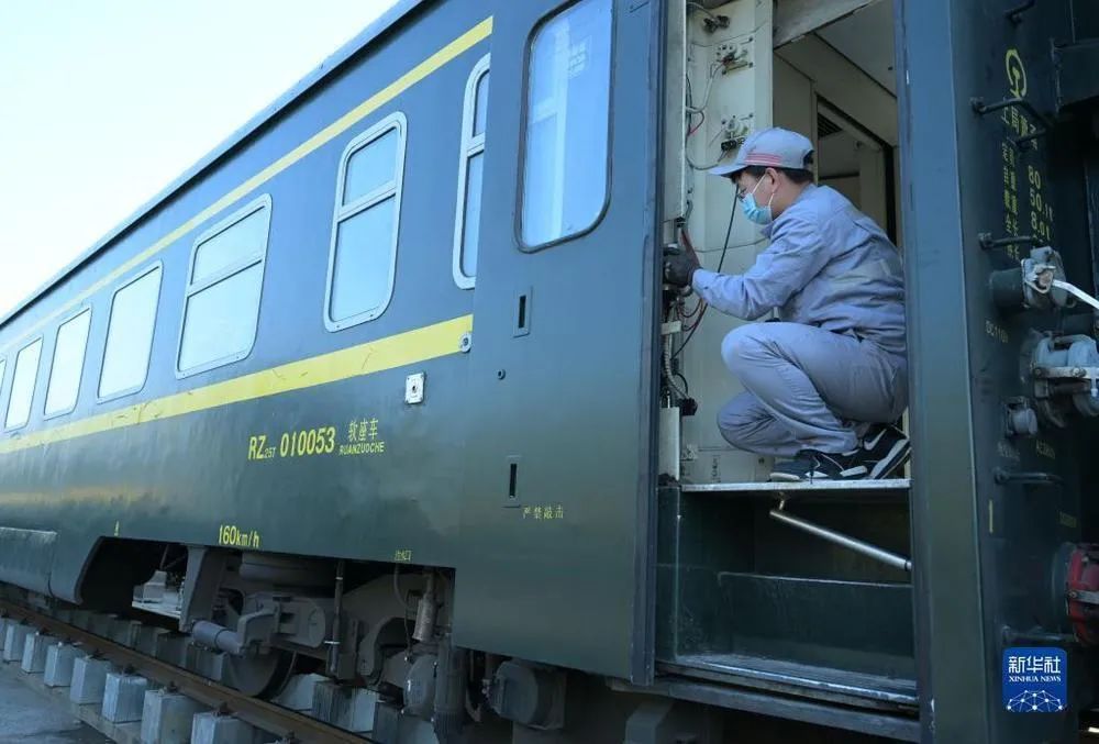 公司合肥车辆段合肥客车整备场,工作人员对旅客列车车厢车门进行整修