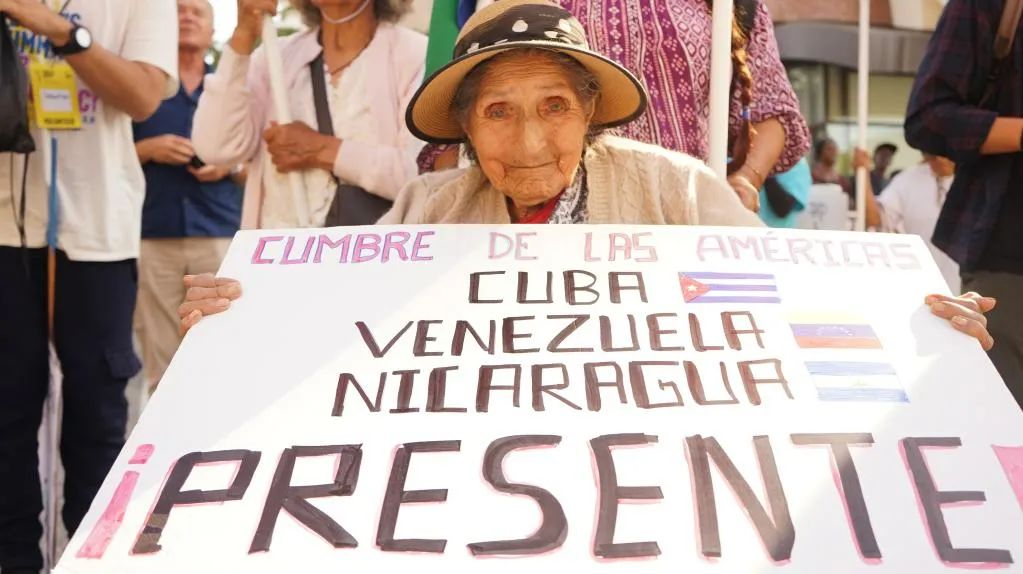 ▲当地时刻2022年6月10日,在好意思国加州洛杉矶,别称抗议者手抓口号牌参加游行,抗议好意思国拒却古巴、尼加拉瓜、委内瑞拉三国指点人参加好意思洲峰会。图/新华社