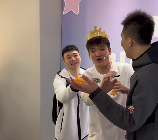 艾伦羡慕草莓 暴扣,手帝神助攻,张镇麟受伤坐着|张镇麟|草莓|郭艾伦