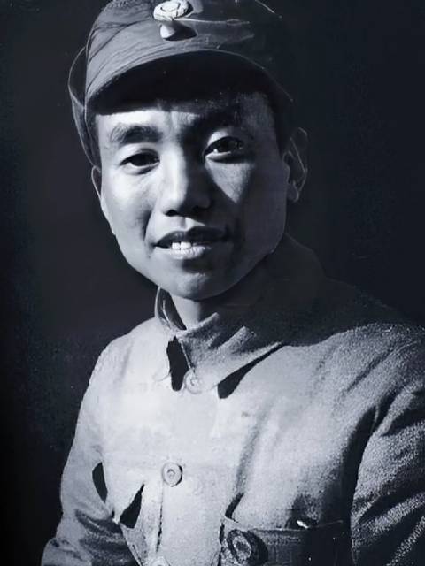 这是萧克将军1937年拍下的一张戎装照片