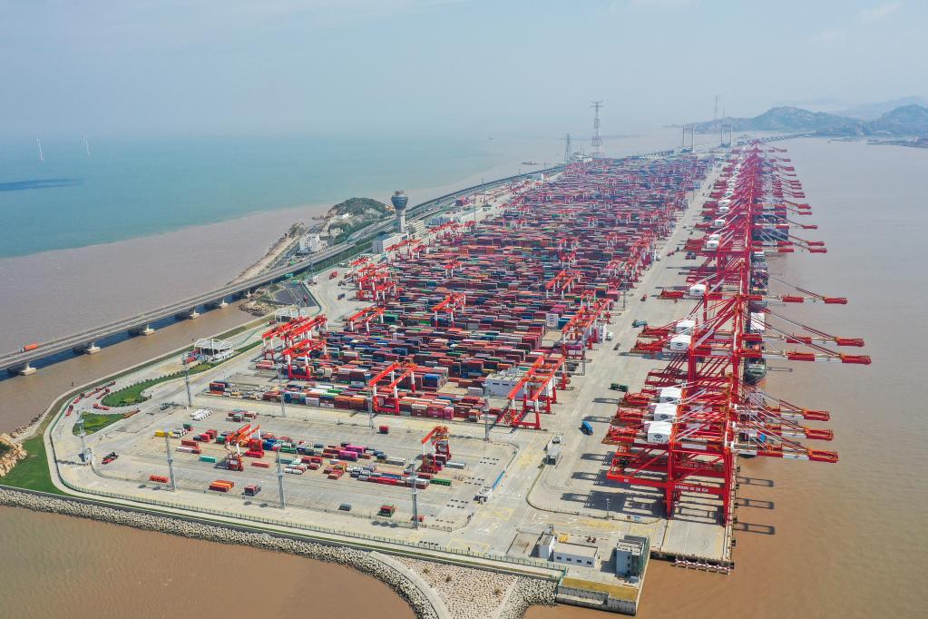 9月23日,上海洋山港集装箱码头正在作业.新华社记者 丁汀 摄