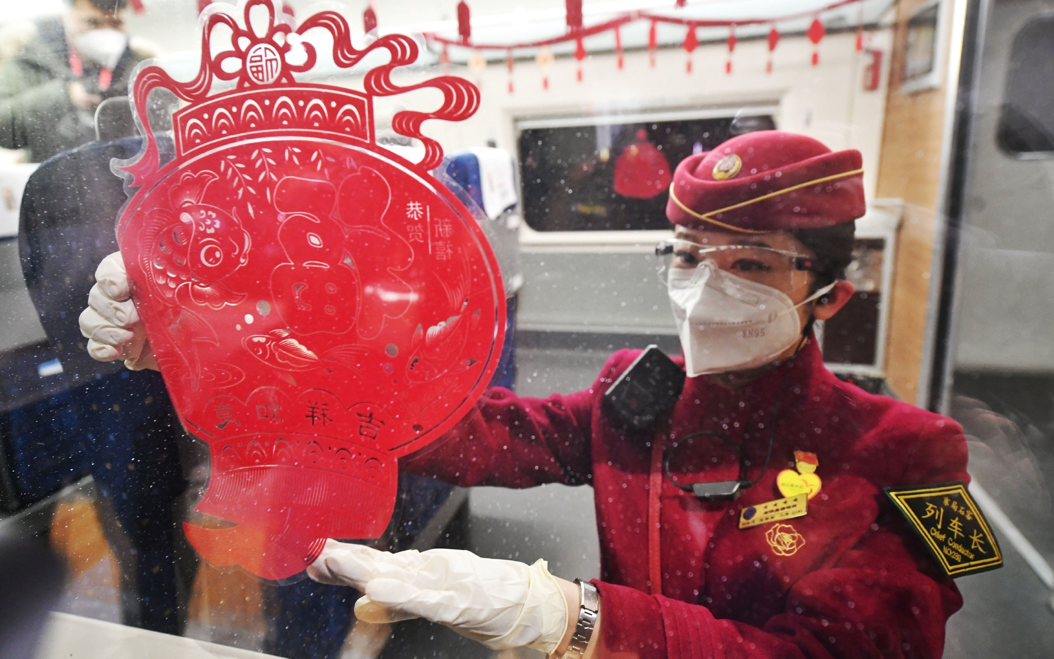 列车长在整理车窗上的剪纸.新京报记者 王贵彬 摄