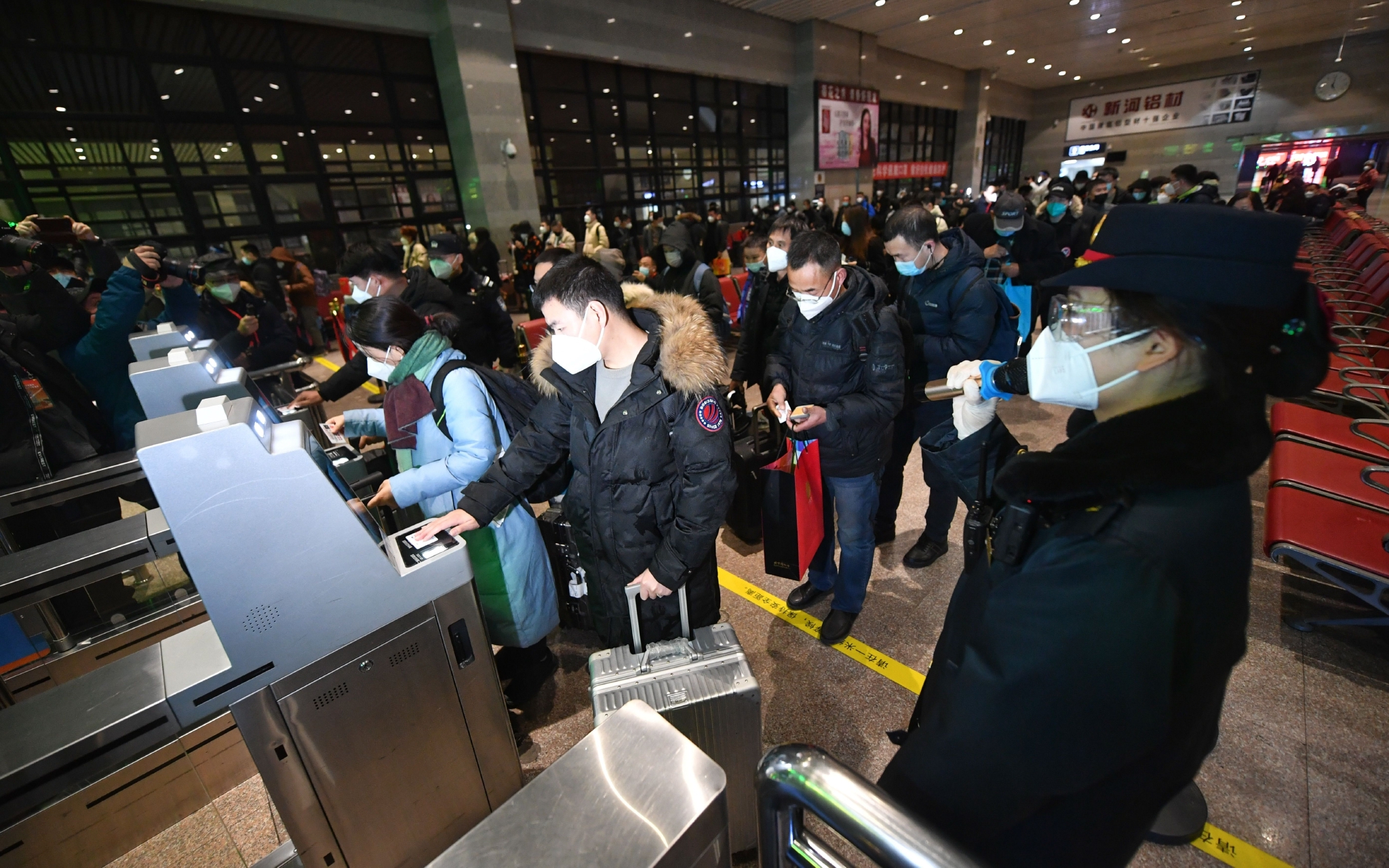 凌晨五点,北京西站第七候车室,旅客等待检票乘车