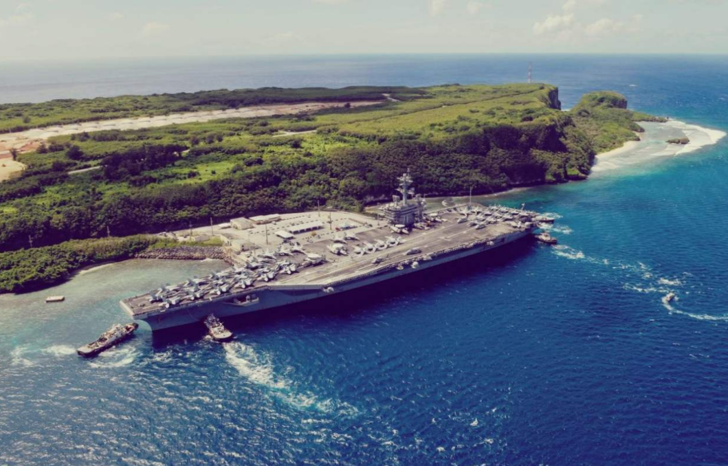 美国航母停靠关岛的海军基地。
