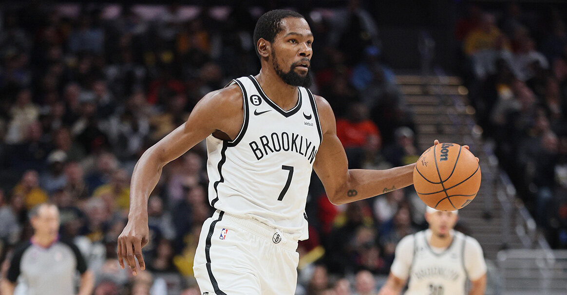 半场战罢,篮网球星凯文-杜兰特面对严防死守,投篮12中4,三分球3中1