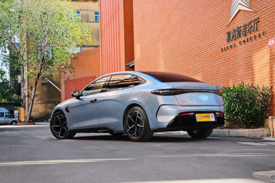 月销轻松破万，这2台国产家轿实力不相上下，99%的人买车都纠结！