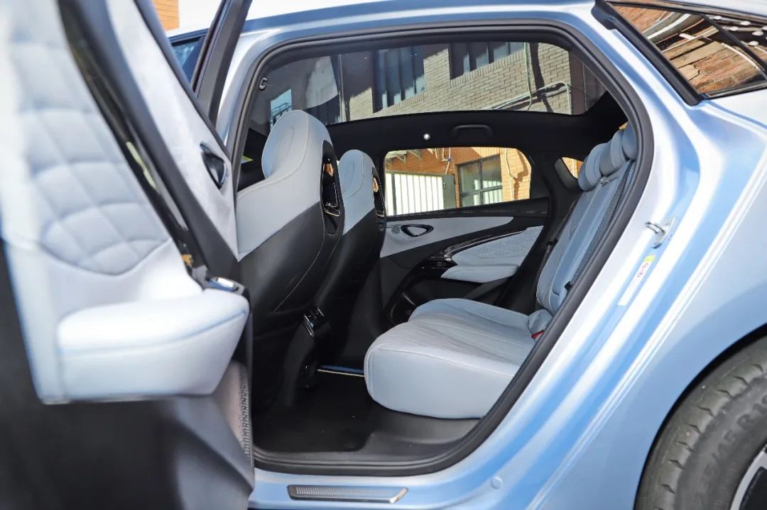 上图为比亚迪海豹后排