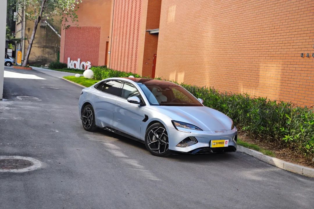 月销轻松破万，这2台国产家轿实力不相上下，99%的人买车都纠结！