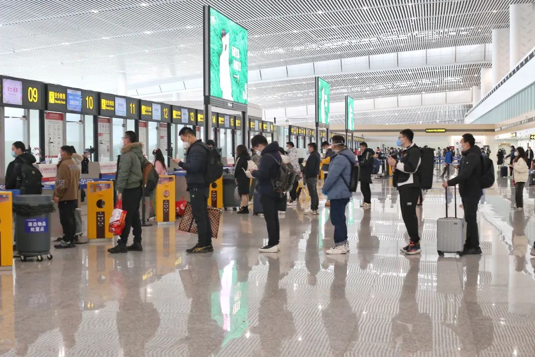 旅客在机场有序排队安检