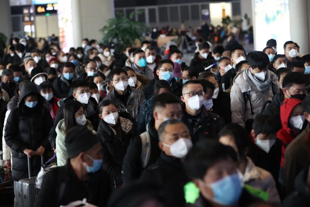 1月7日,北京丰台站排队上车的乘客.(工人日报记者 吴凡 摄)