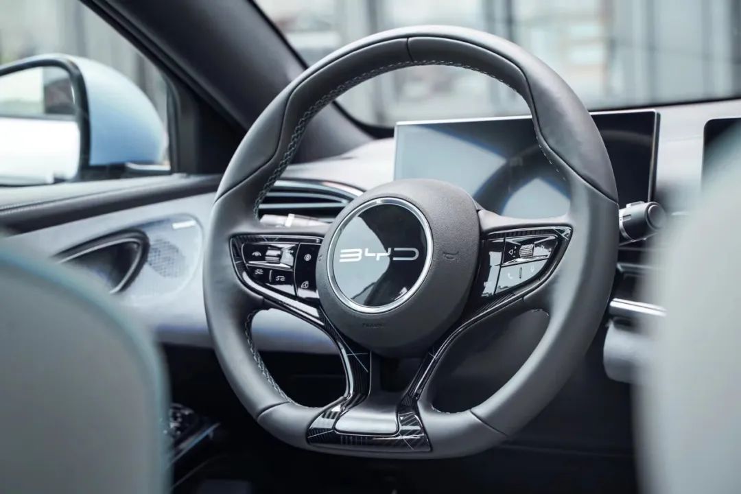 月销轻松破万，这2台国产家轿实力不相上下，99%的人买车都纠结！