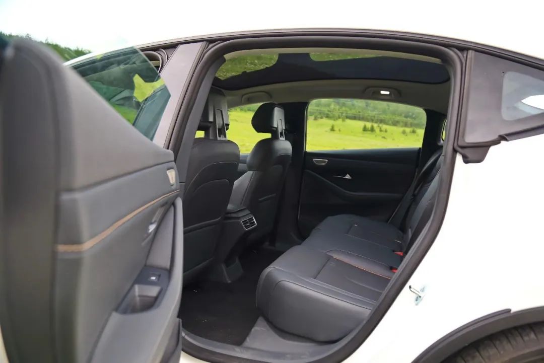 上图为深蓝SL03后排