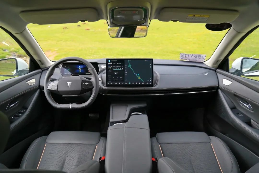 月销轻松破万，这2台国产家轿实力不相上下，99%的人买车都纠结！