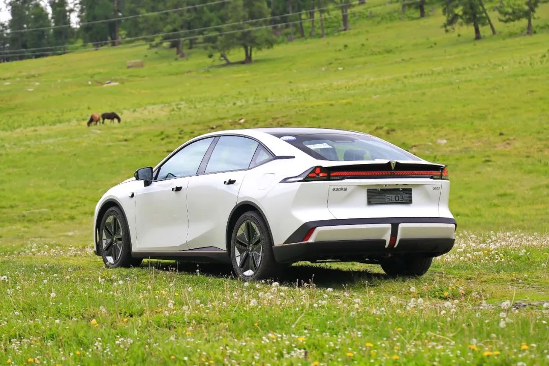 月销轻松破万，这2台国产家轿实力不相上下，99%的人买车都纠结！