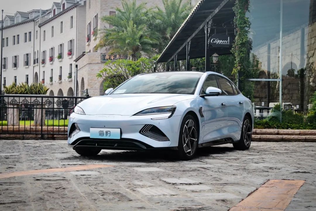 月销轻松破万，这2台国产家轿实力不相上下，99%的人买车都纠结！