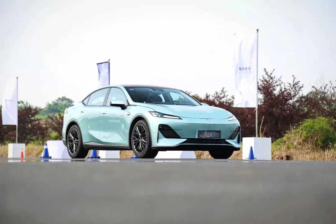 月销轻松破万，这2台国产家轿实力不相上下，99%的人买车都纠结！