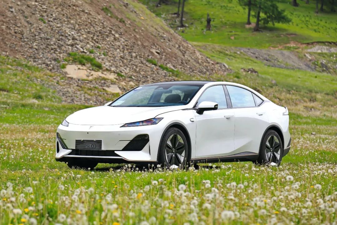 月销轻松破万，这2台国产家轿实力不相上下，99%的人买车都纠结！