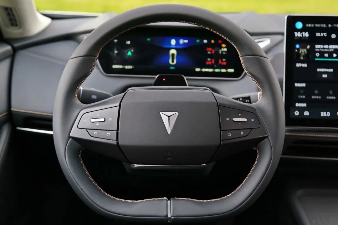 月销轻松破万，这2台国产家轿实力不相上下，99%的人买车都纠结！