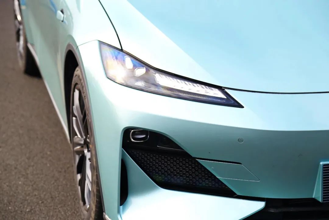 月销轻松破万，这2台国产家轿实力不相上下，99%的人买车都纠结！