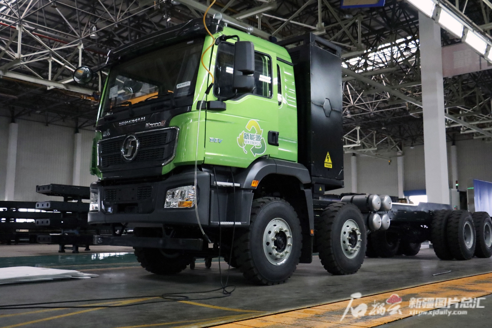 图为陕汽新疆汽车有限公司生产的新能源纯电动重卡.王超摄