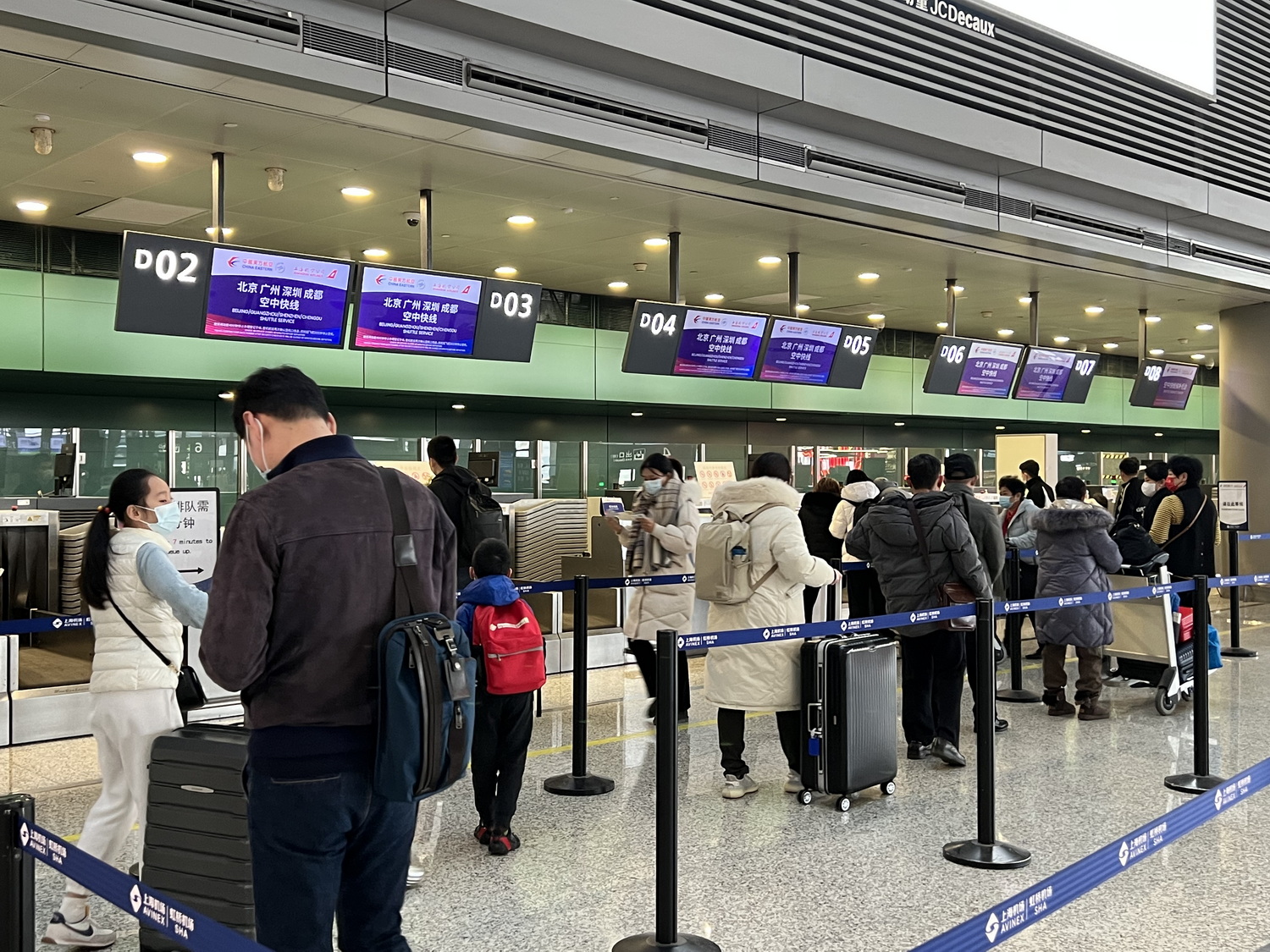 2023年1月7日,春运首日一大早,上海虹桥机场t2航站楼东航值机柜台前