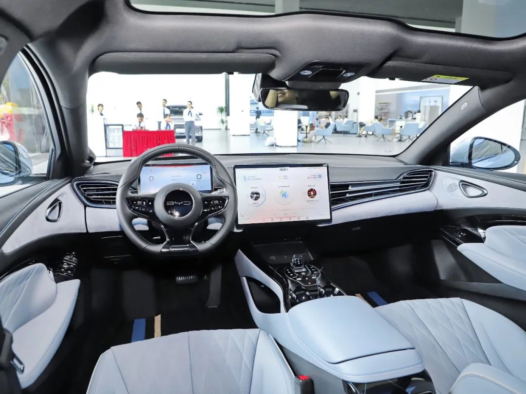 月销轻松破万，这2台国产家轿实力不相上下，99%的人买车都纠结！