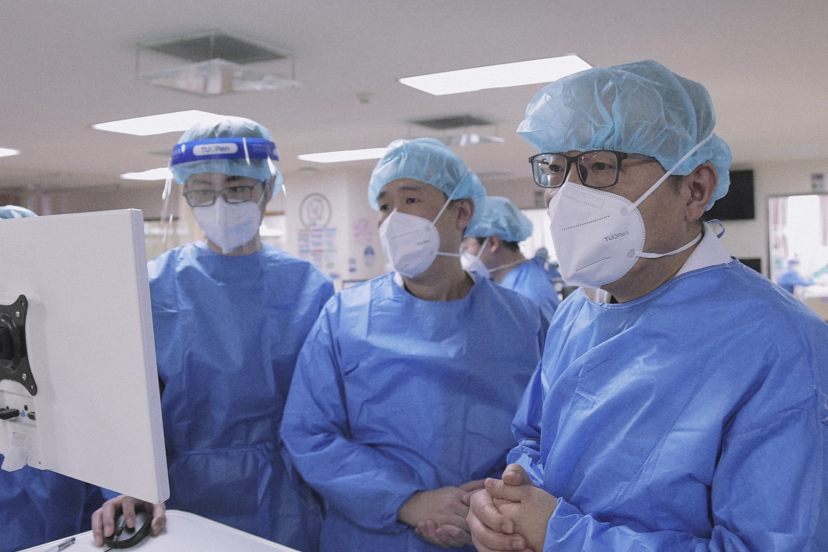 1月5日，上海交通大学医学院附属仁济医院东院ICU病房，重症医学科主任皋源（右一）等医生在查房。澎湃新闻记者 邹桥 图