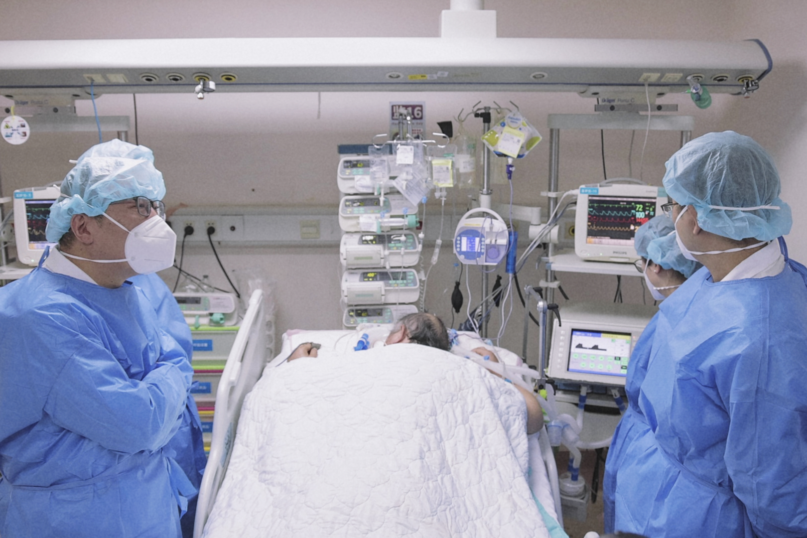 直击上海ICU:重症高峰处在平台期,预防 轻转重 至关重要 ICU 急诊 平台期 新浪新闻 直击上海ICU:重症高峰处在平台期,预防 轻转重 至关重要 ICU 急诊 平台期 新浪新闻