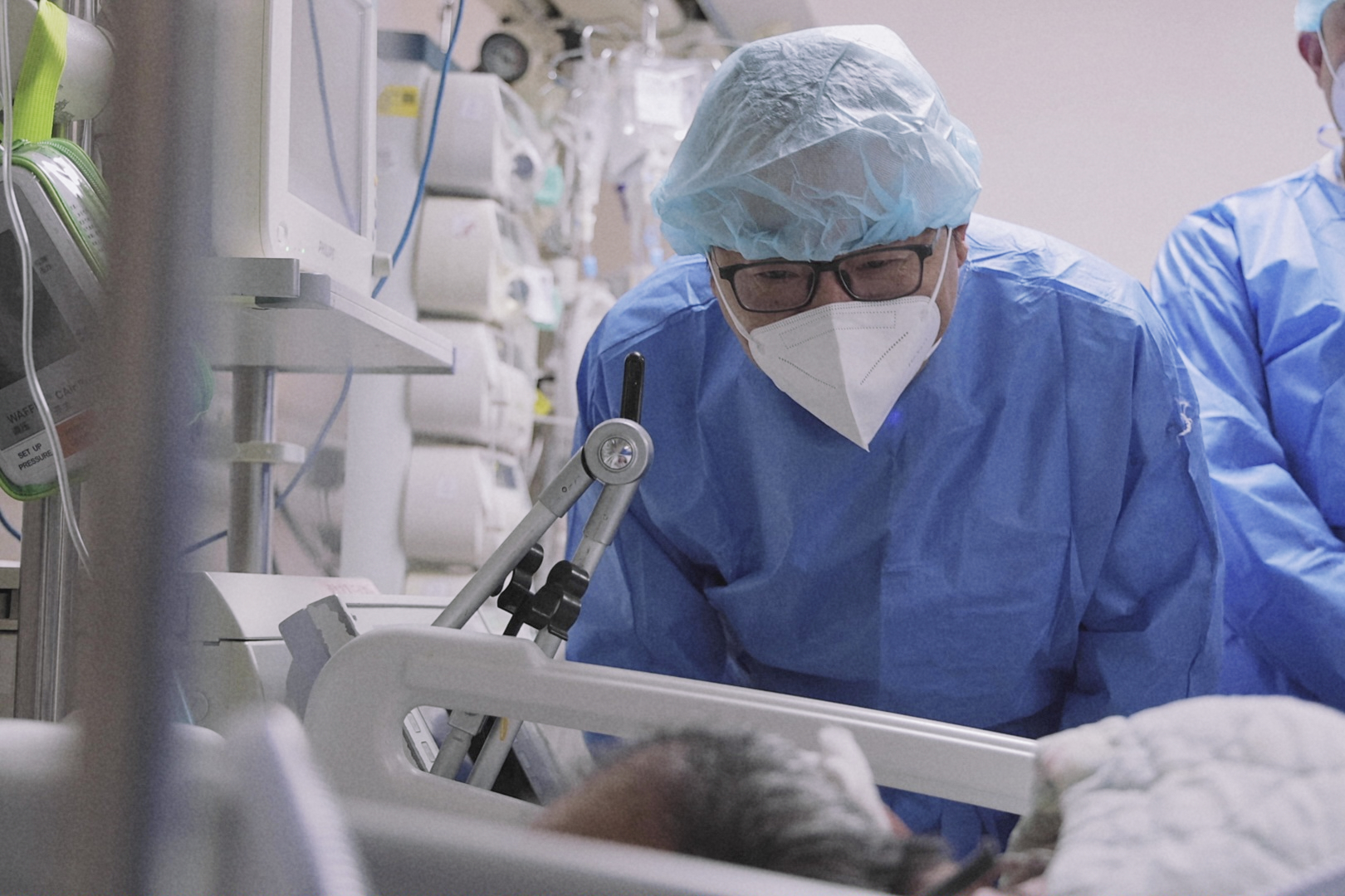 皋源在和一名清醒的患者交流。澎湃新闻记者 邹桥 图