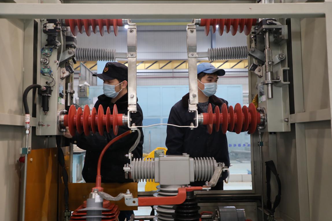 武汉大功率机车检修段电器车间职工正在检修机车高压柜.徐安宏/摄