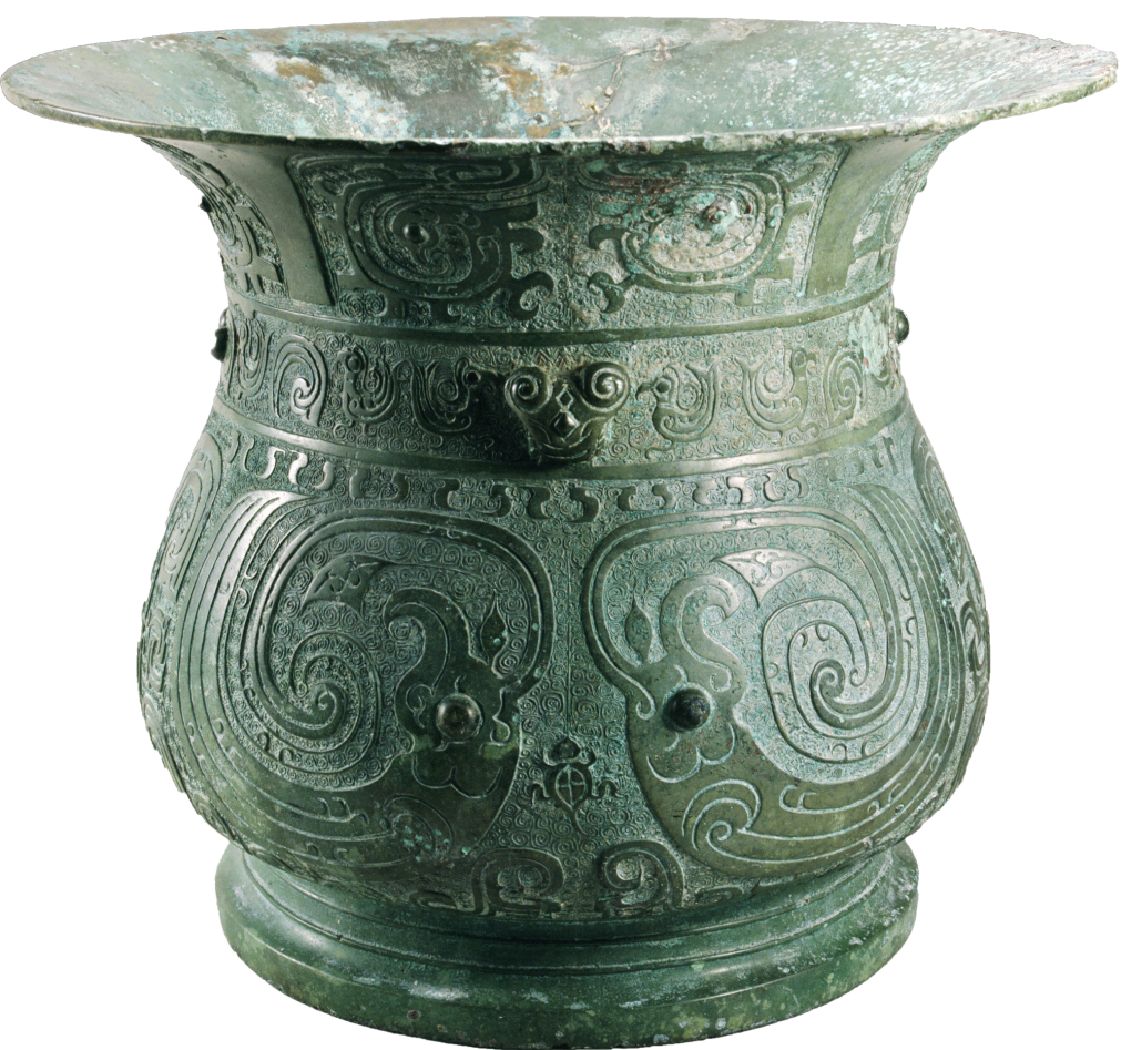 这枚祭坛刻符玉璧器形规整厚重,中部双面管钻圆孔.