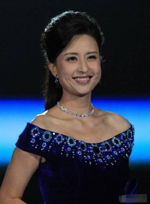 央视主持张蕾乘豪车露面,戴大美瞳下巴变尖,感叹少生气引担忧
