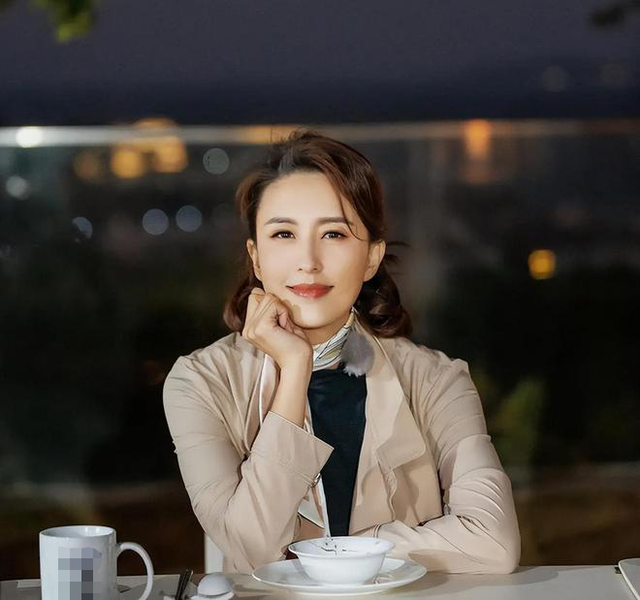 央视主持张蕾乘豪车露面,戴大美瞳下巴变尖,感叹少生气引担忧