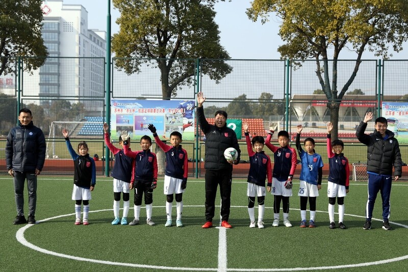 中国足协杯冠军奖杯，被张家港凤凰中心小学的孩子高高举起，这就是足球的种子休闲区蓝鸢梦想 - Www.slyday.coM
