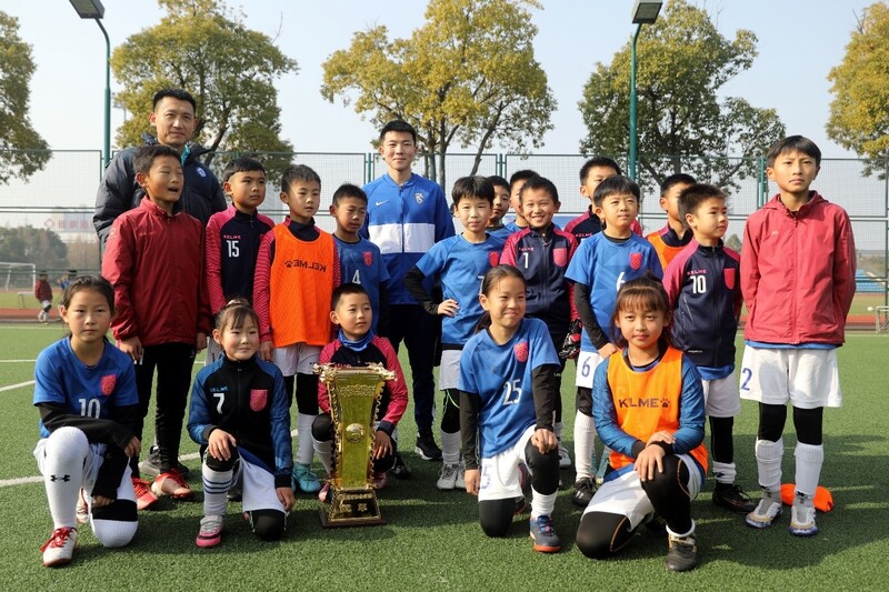 中国足协杯冠军奖杯，被张家港凤凰中心小学的孩子高高举起，这就是足球的种子休闲区蓝鸢梦想 - Www.slyday.coM
