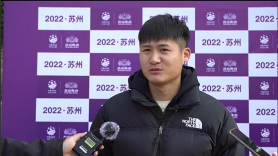 中国足协杯冠军奖杯，被张家港凤凰中心小学的孩子高高举起，这就是足球的种子休闲区蓝鸢梦想 - Www.slyday.coM