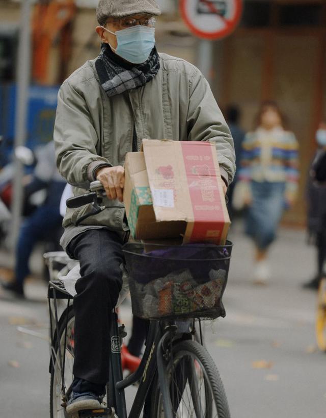 上海爷爷真讲究 冬天穿基础款 爱戴围巾和帽子 一看就很有钱 上海市 穿搭 大衣 新浪新闻 上海爷爷真讲究 冬天穿基础款 爱戴围巾和帽子 一看就很有钱 上海市 穿搭 大衣 新浪新闻