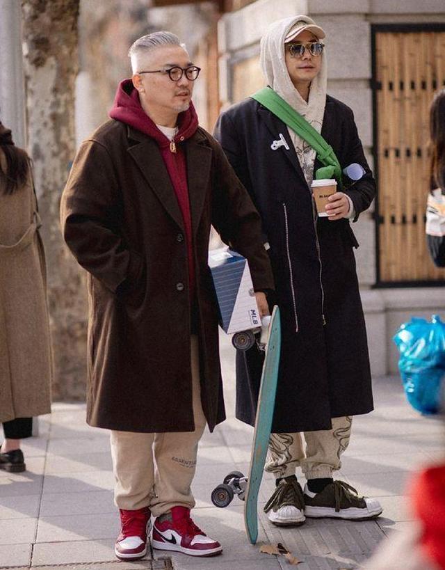 上海爷爷真讲究 冬天穿基础款 爱戴围巾和帽子 一看就很有钱 上海市 穿搭 大衣 新浪新闻 上海爷爷真讲究 冬天穿基础款 爱戴围巾和帽子 一看就很有钱 上海市 穿搭 大衣 新浪新闻