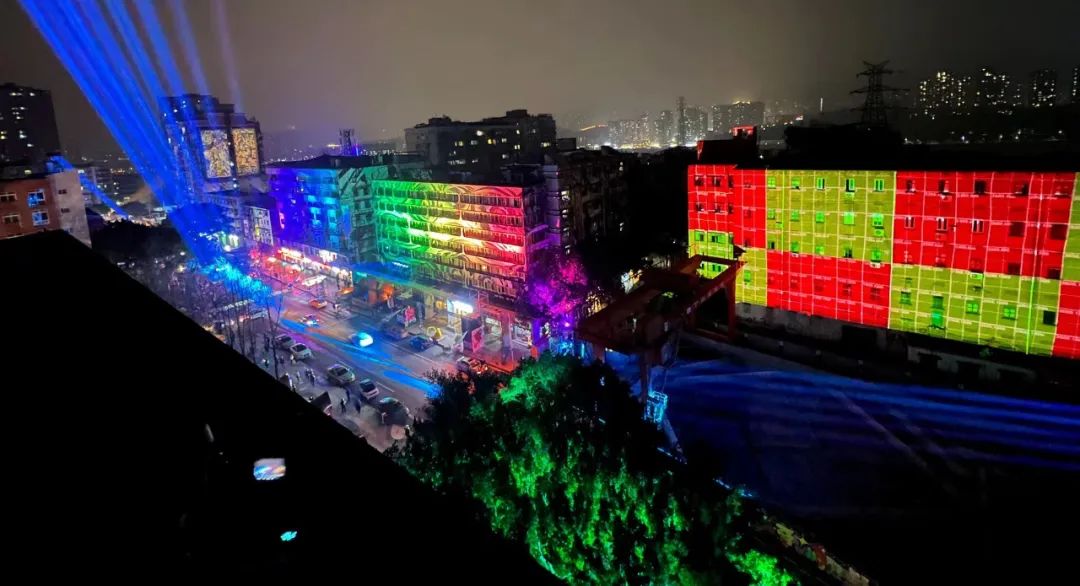 黄桷坪涂鸦艺术街区上演实景灯光秀.邹乐 摄