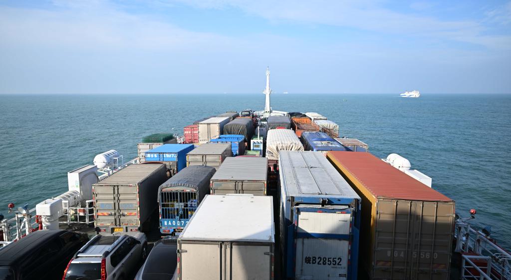 1月6日,粤海铁1号轮渡航行在琼州海峡.新华社记者邓华摄