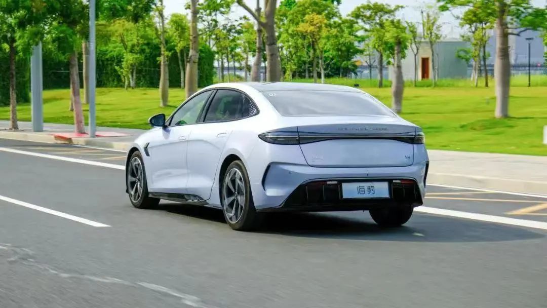 月销轻松破万，这2台国产家轿实力不相上下，99%的人买车都纠结！