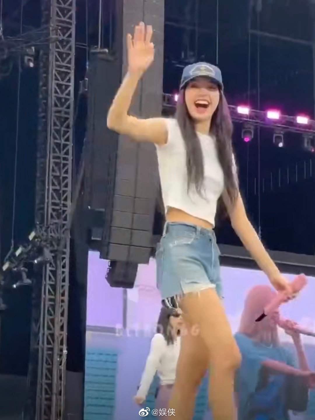 Lisa在演唱会上看到《青春有你2》学员黄欣苑一秒认出……|Lisa|青春有你2|演唱会_新浪新闻