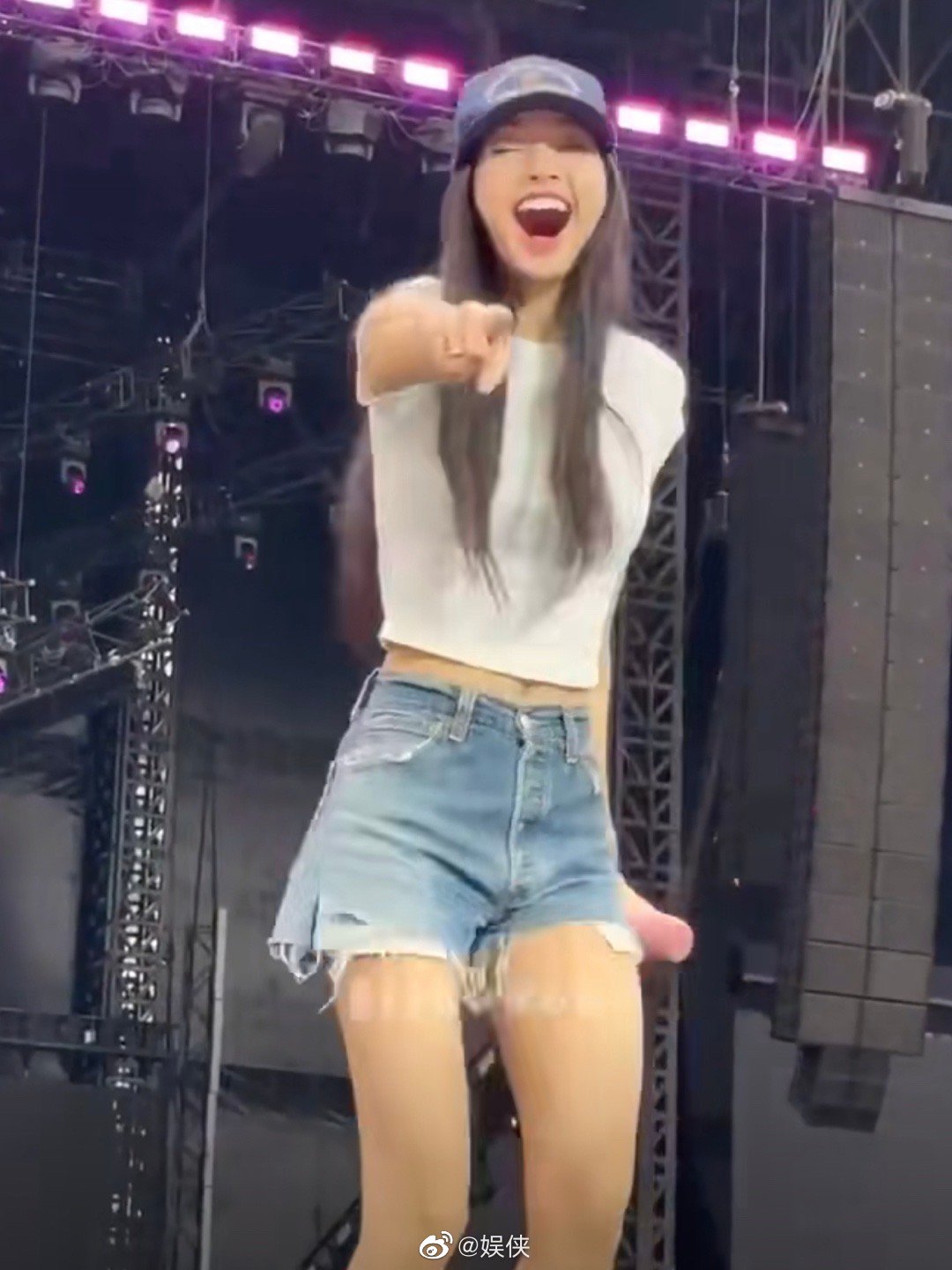 Lisa在演唱会上看到《青春有你2》学员黄欣苑一秒认出……|Lisa|青春有你2|演唱会_新浪新闻