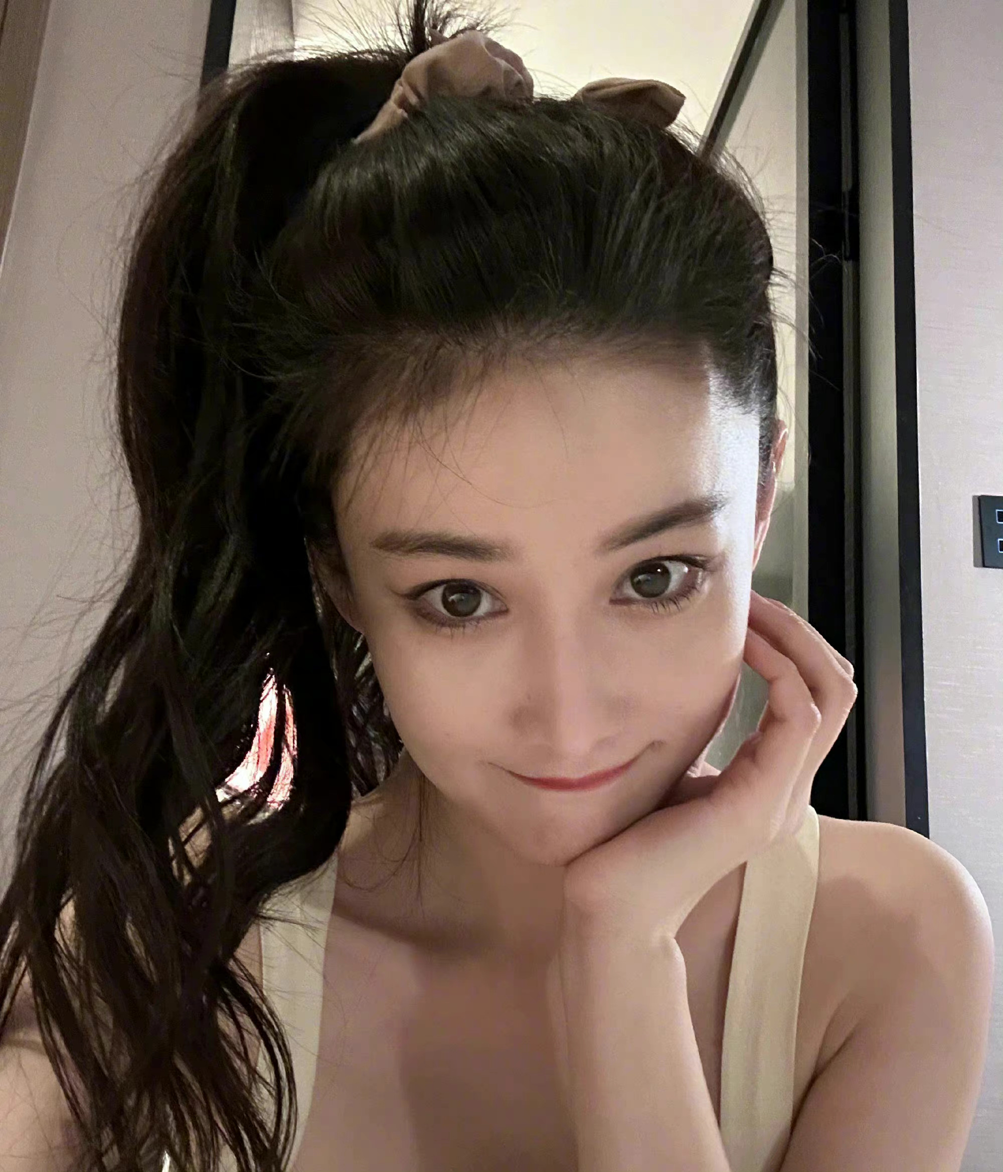 张馨予晒怼脸自拍照,卷发怼脸好米,抿嘴笑状态好好|张馨予|自拍照|自拍_新浪新闻